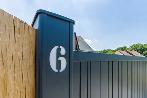 Portail coulissant en aluminium avec numéro de rue Kostum