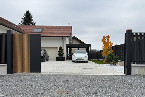 Portail en aluminium coulissant motorisé pour accès voiture