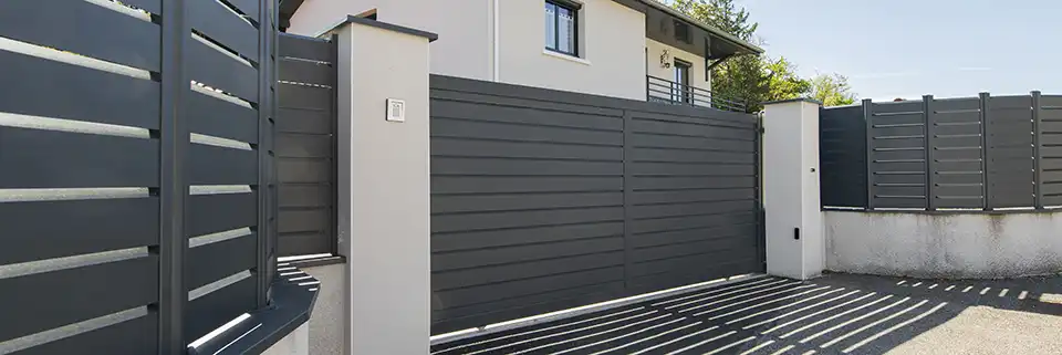 Portail coulissant persienné en aluminium Litenn Kostum