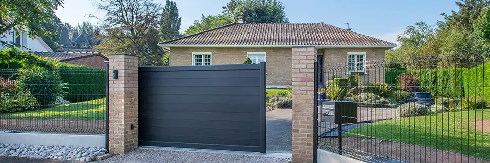 Portail coulissant plein en aluminium Anae Kostum