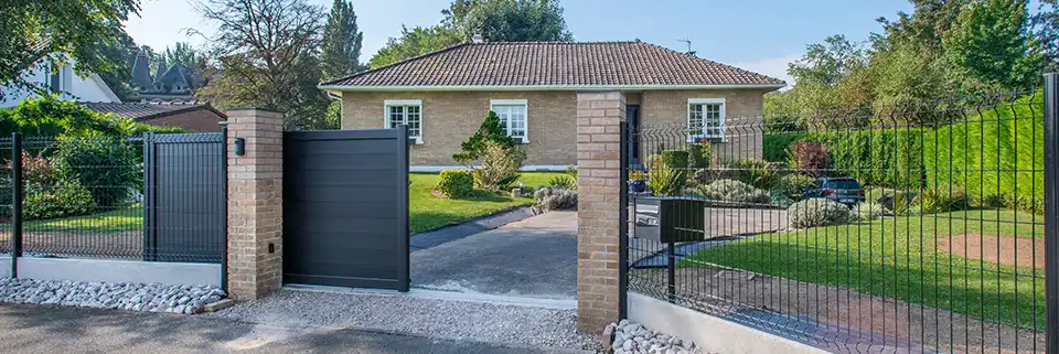 Portail coulissant plein en aluminium Anae Kostum