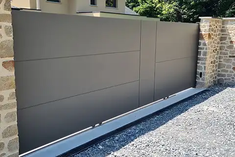 portail coulissant plein en aluminium Esus Kostum