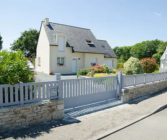 Portail coulissant semi-plein en aluminium Argoat Kostum