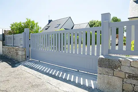 Portail coulissant semi-plein en aluminium Argoat Kostum