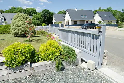 portail coulissant semi-plein en aluminium Argoat Kostum