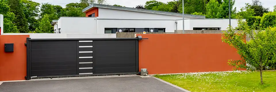 Portail coulissant semi-plein en aluminium Glazik Kostum