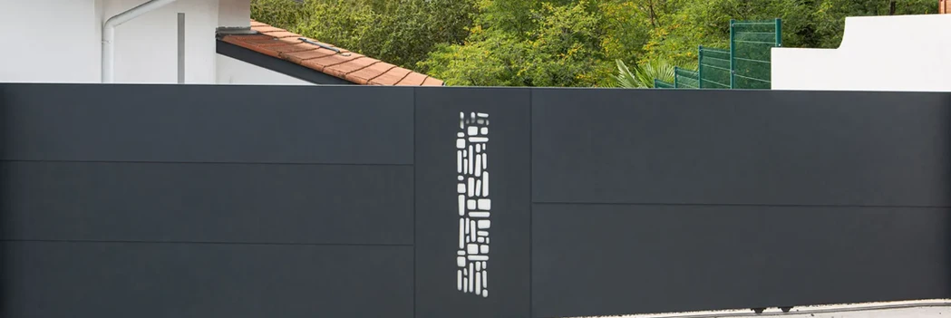 Portail battant Lug décor Menhir – Gamme Archy