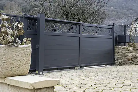 Portail télescopique en aluminium avec décor Metig Kostum