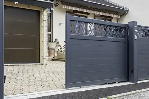 Portail en aluminium sur mesure Kostum | Motorisation invisible cachée dans le poteau guide du portail coulissant | Vue extérieure