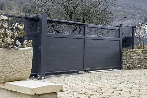 Portail en aluminium sur mesure Kostum | Motorisation invisible cachée dans le poteau guide du portail coulissant | Vue intérieure