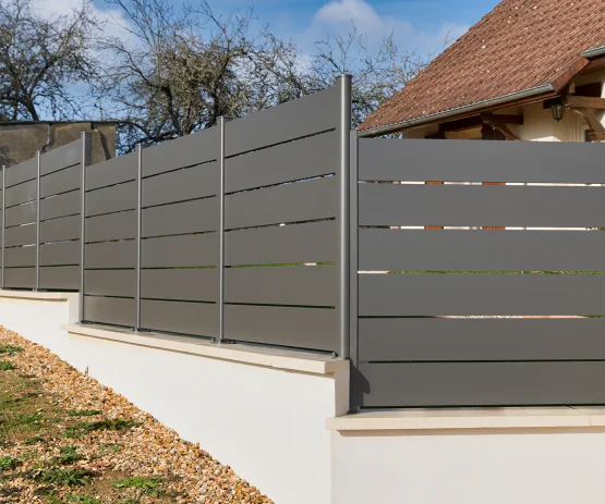 clôture sur un terrain en pente