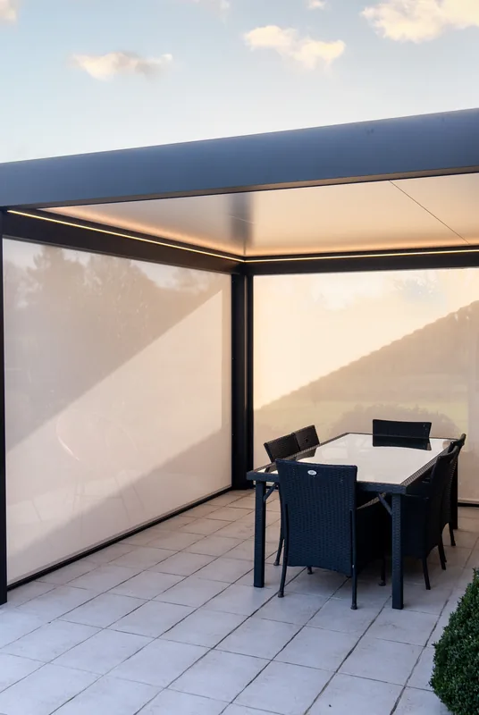 Lily Kostum lean-to aluminium pergola fitted with white zip blinds