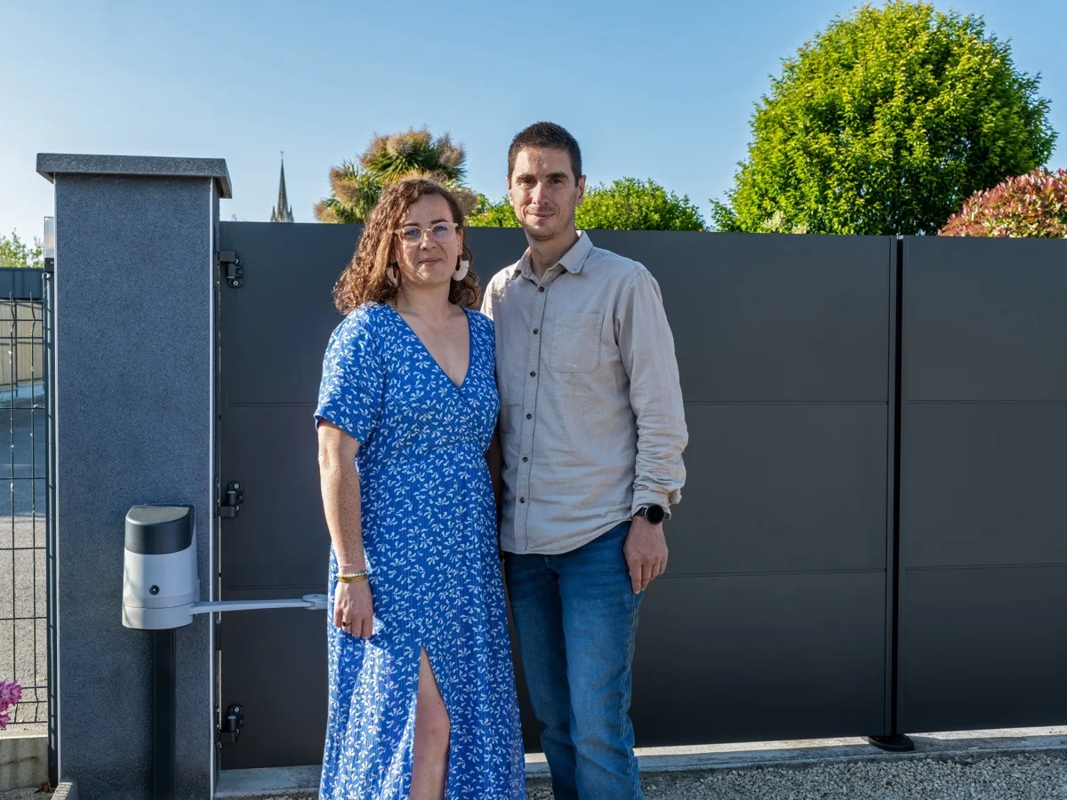 A couple in front of their Kostum gate during a photo shoot