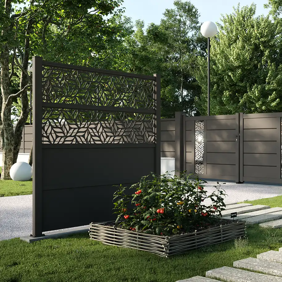 Freestanding aluminium privacy screen