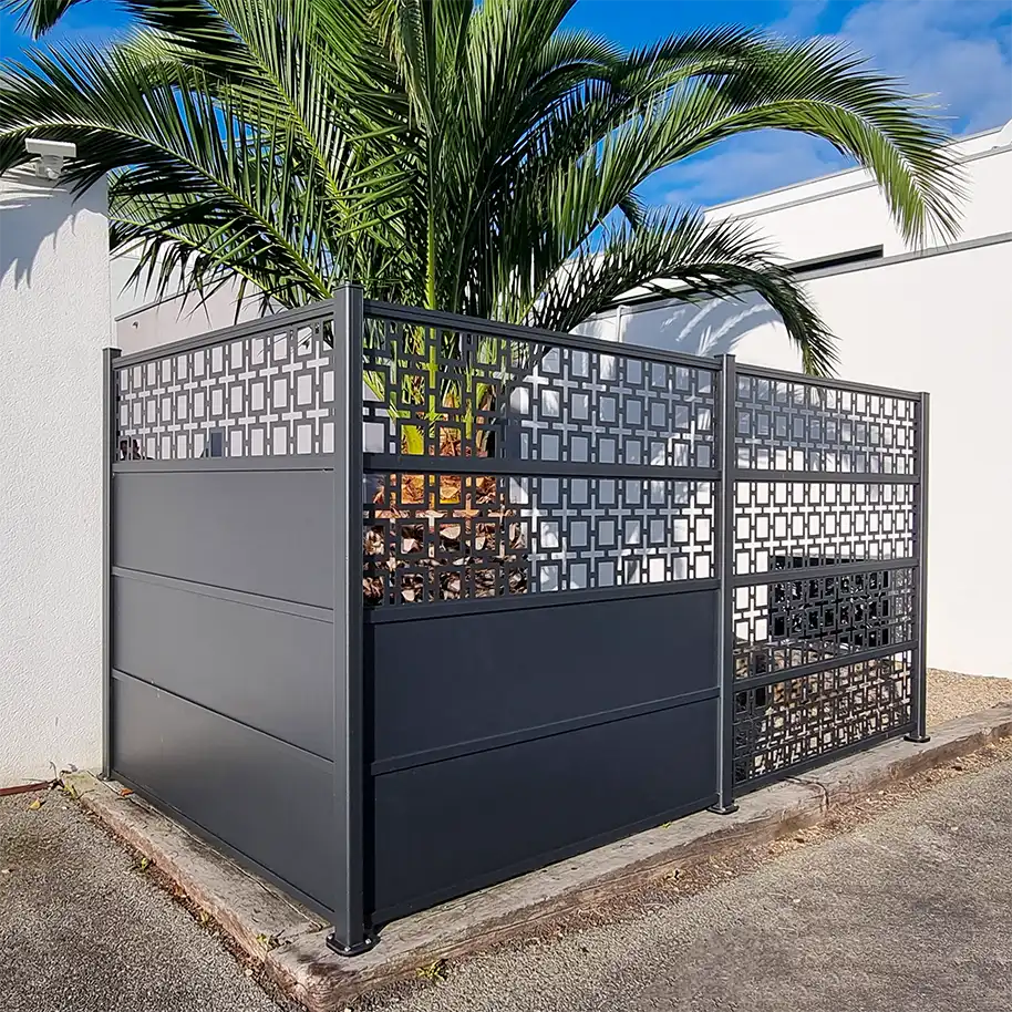 Corner-installed aluminium privacy screen