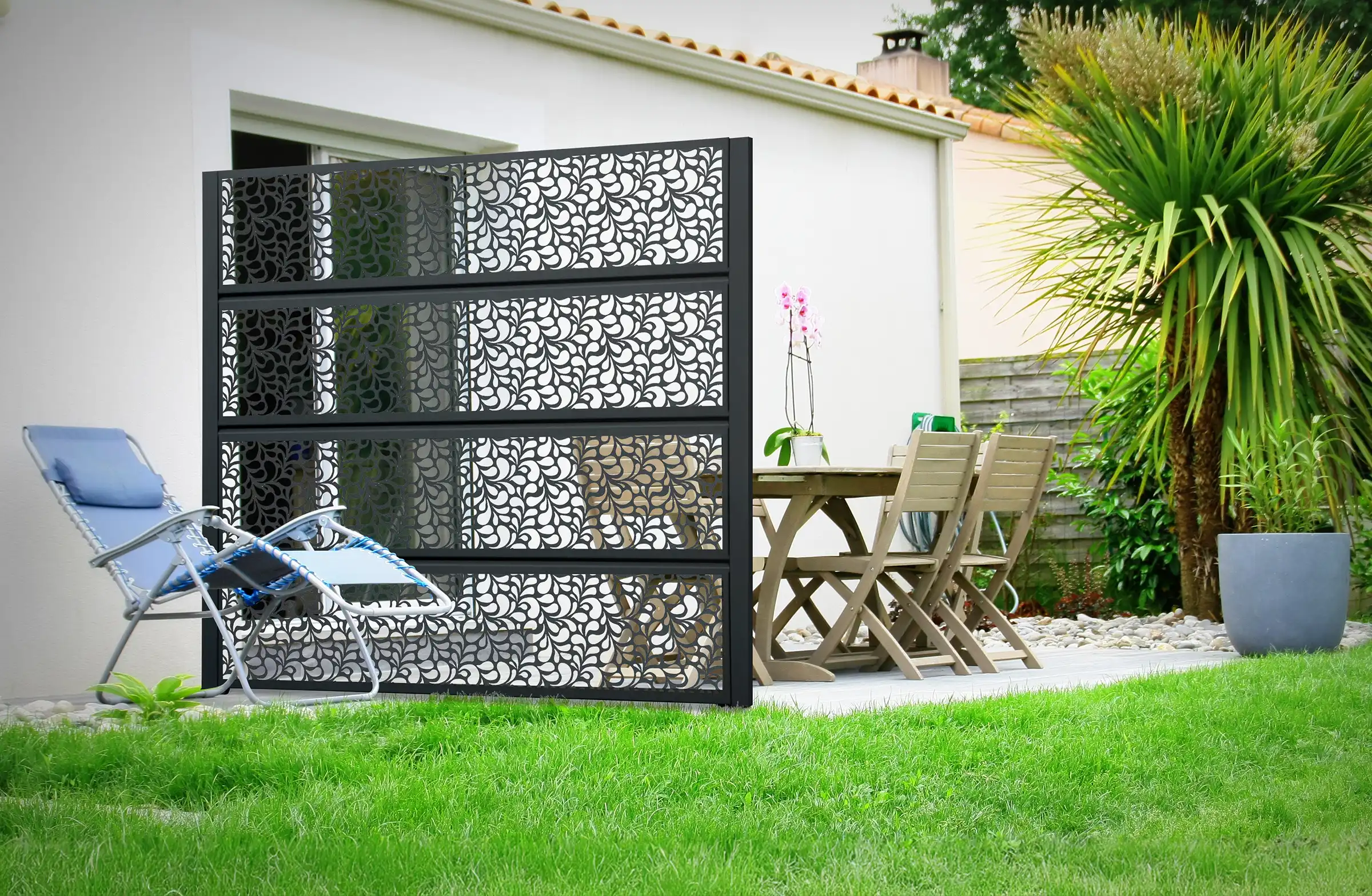 Aluminium privacy screen for terrace with openwork patterns