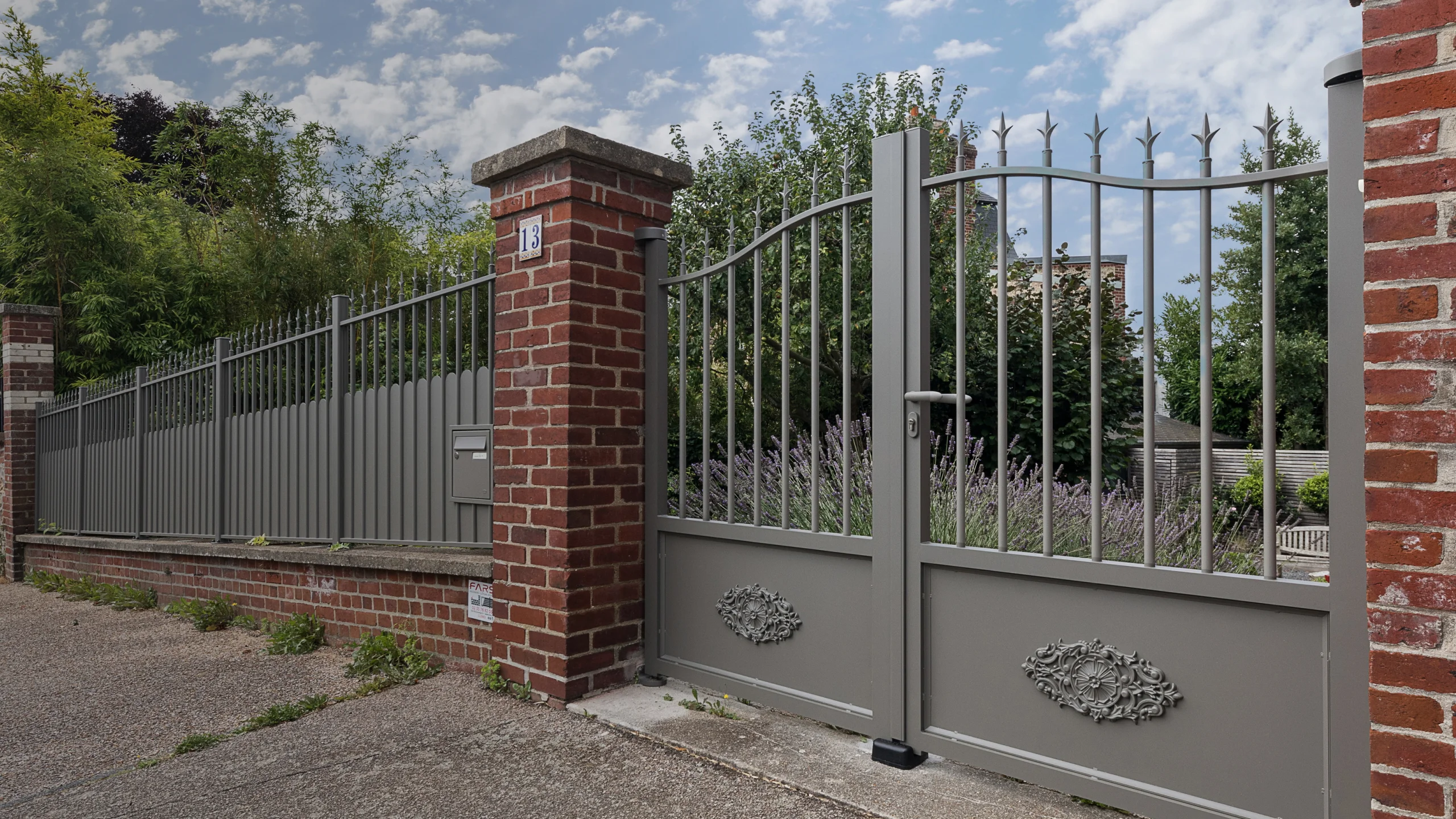 Aluminium gates and fences Kostum