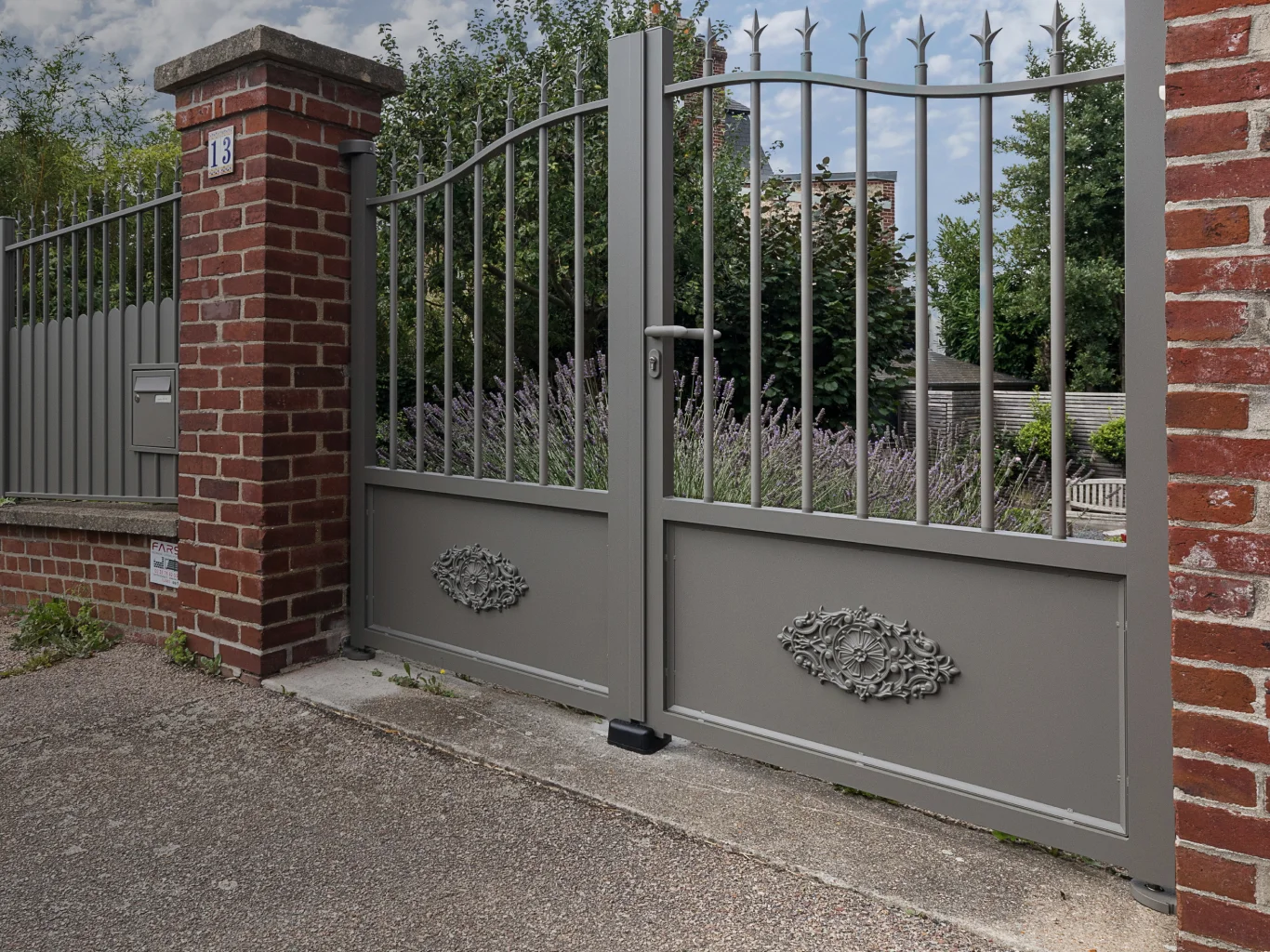 Aluminium gates and fences Kostum