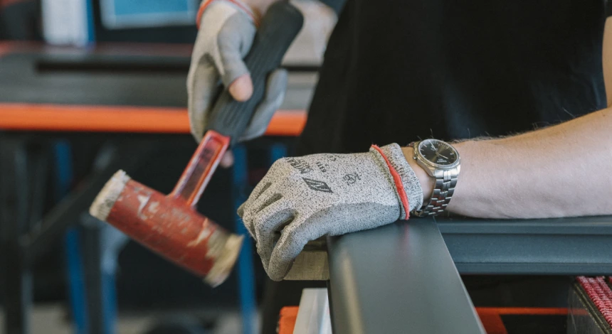 Kostum workshop: shaping an aluminium profile